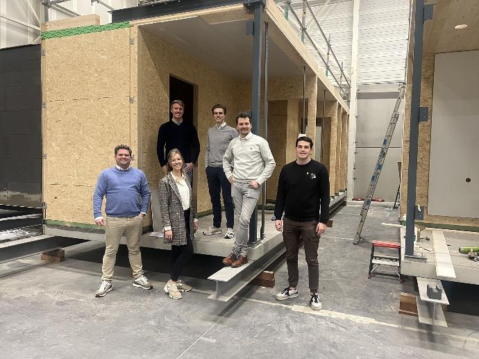 Het HomeQue-team in onze productiehal