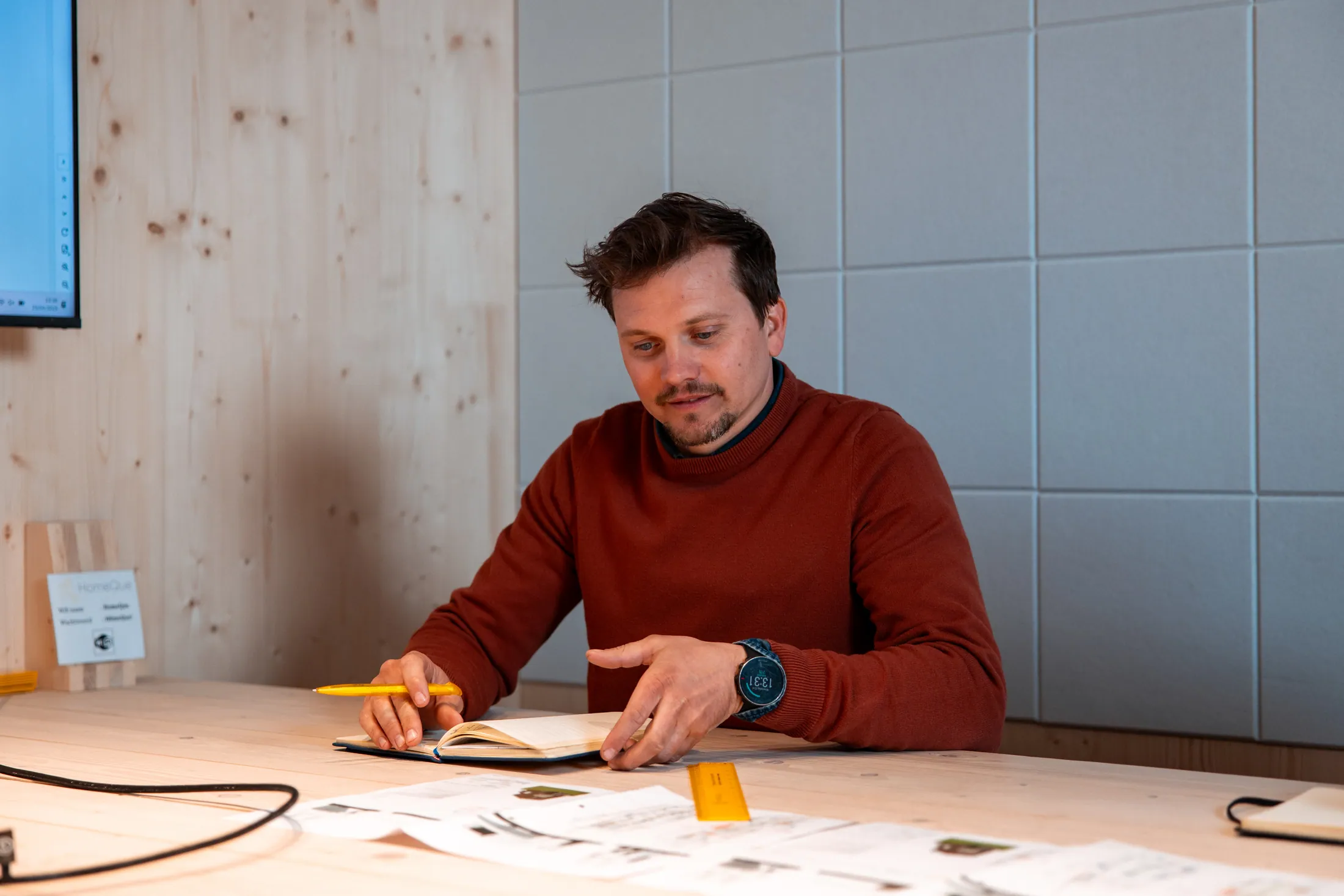 Architect werkt plannen uit aan tafel