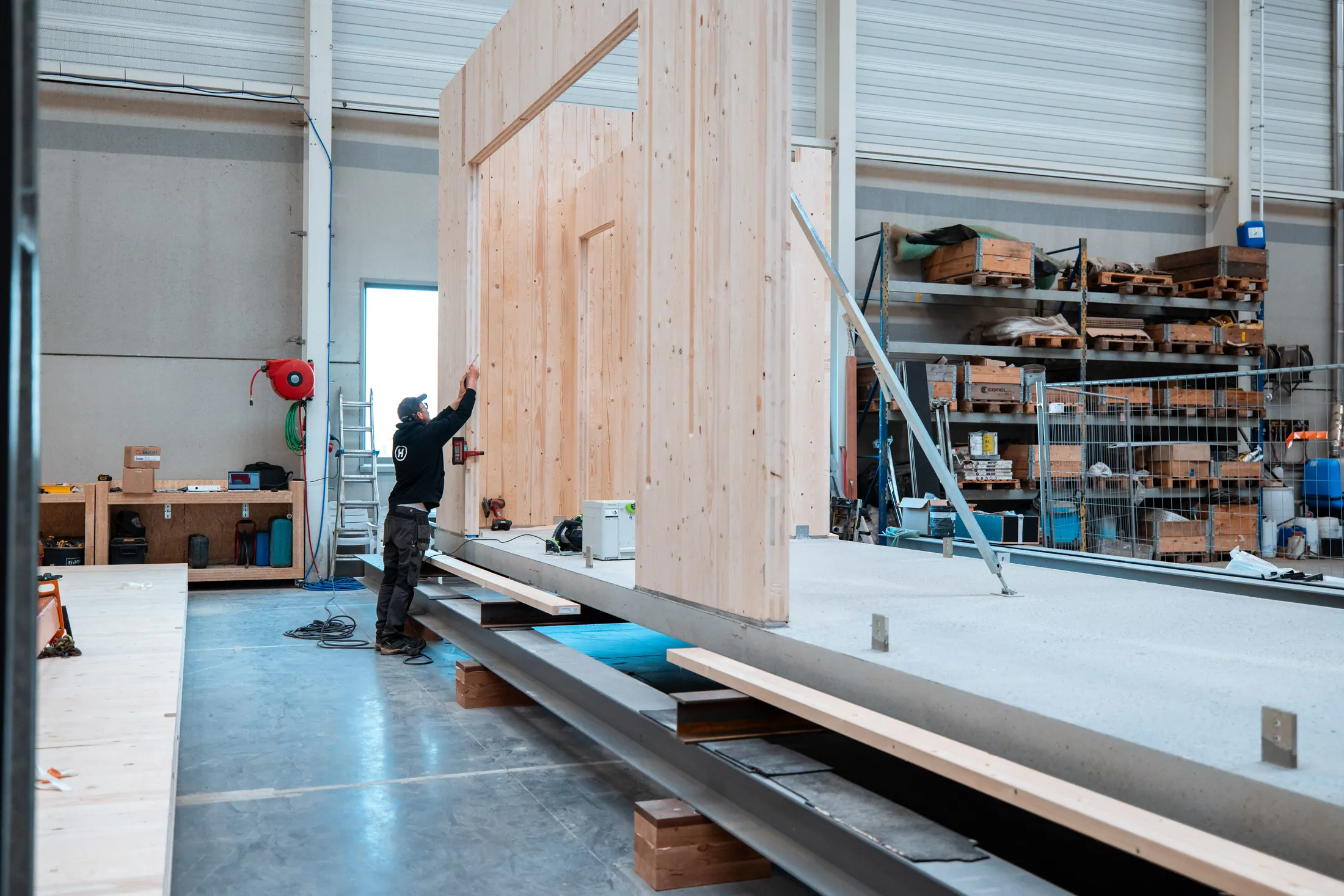 Montage van CLT-wanden in de HomeQue-productiehal