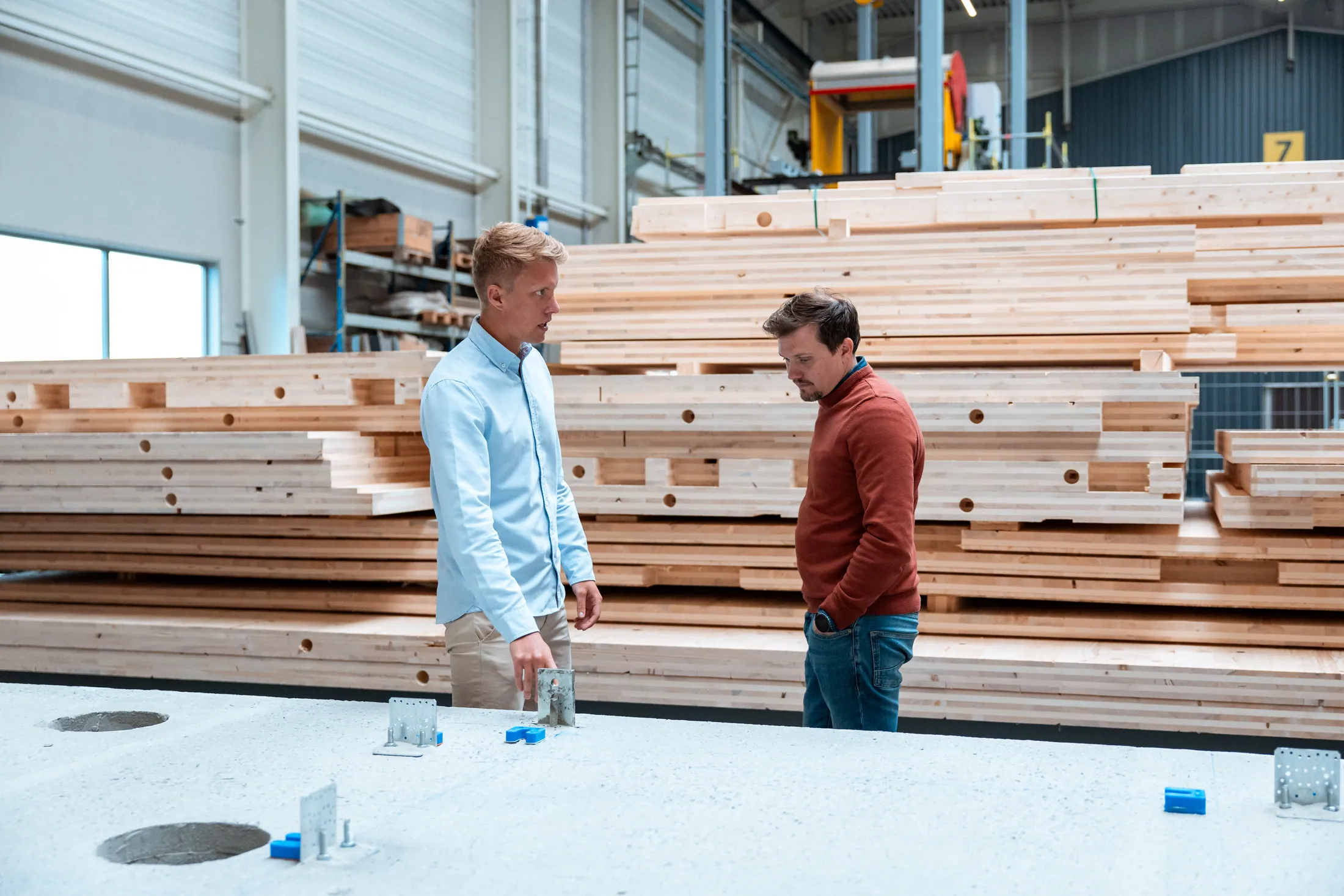 HomeQue-team bespreekt een bouwproject in de productiehal