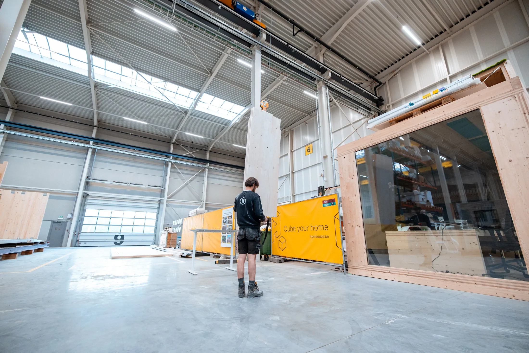 Overzicht van de HomeQue-productiehal in Kortemark