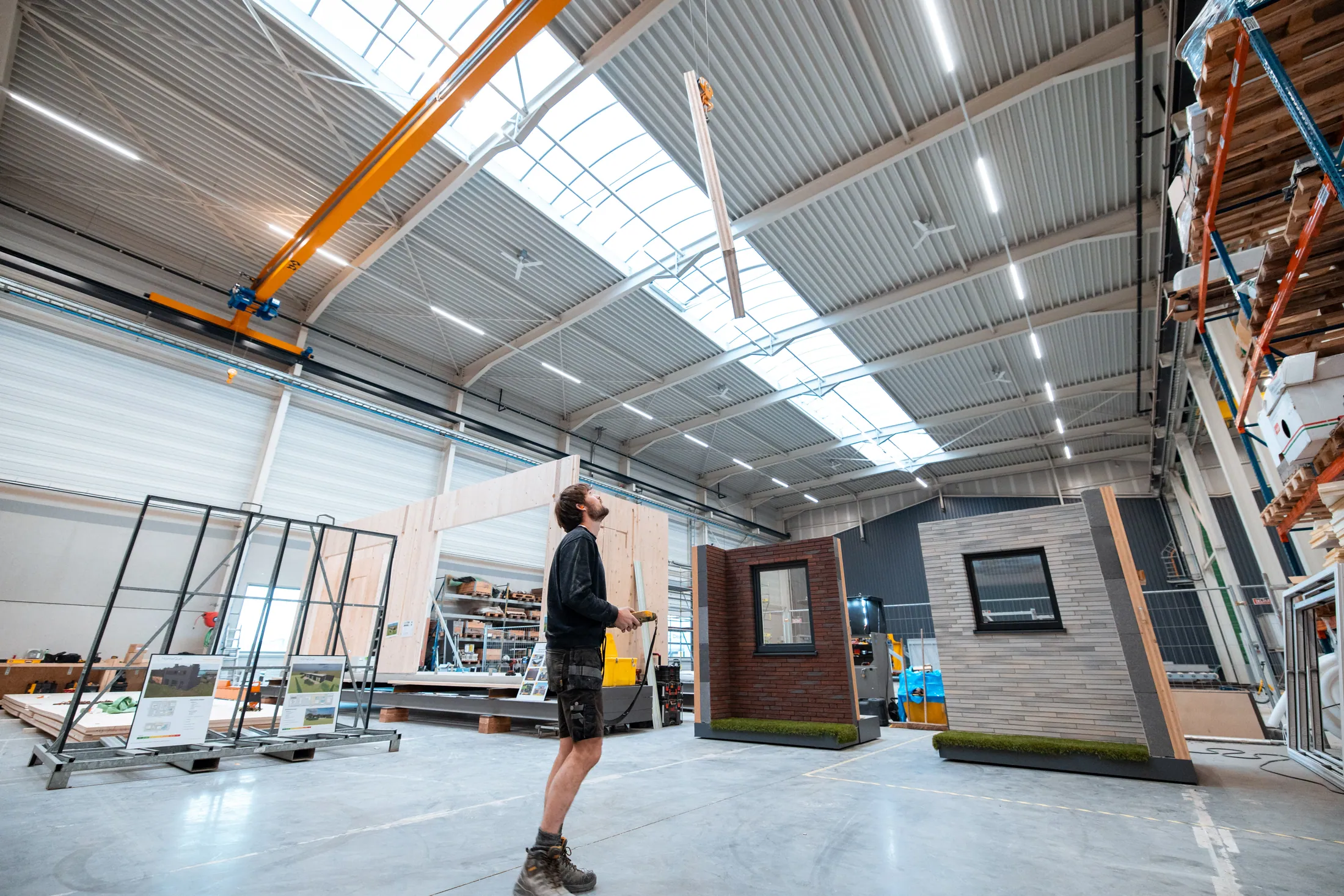 Montagewerk in de HomeQue-productiehal