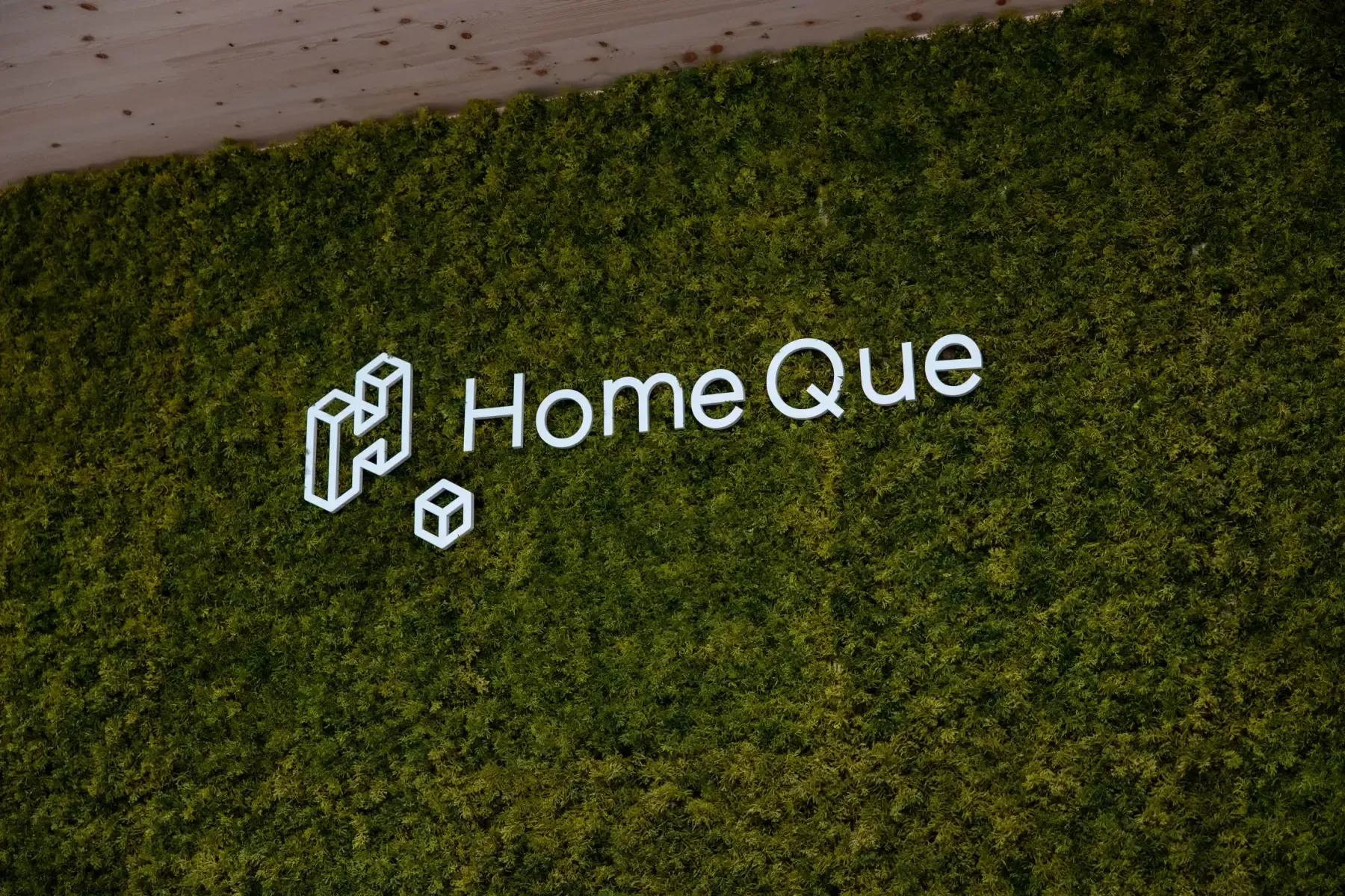 HomeQue-logo in de kantoren in Kortemark