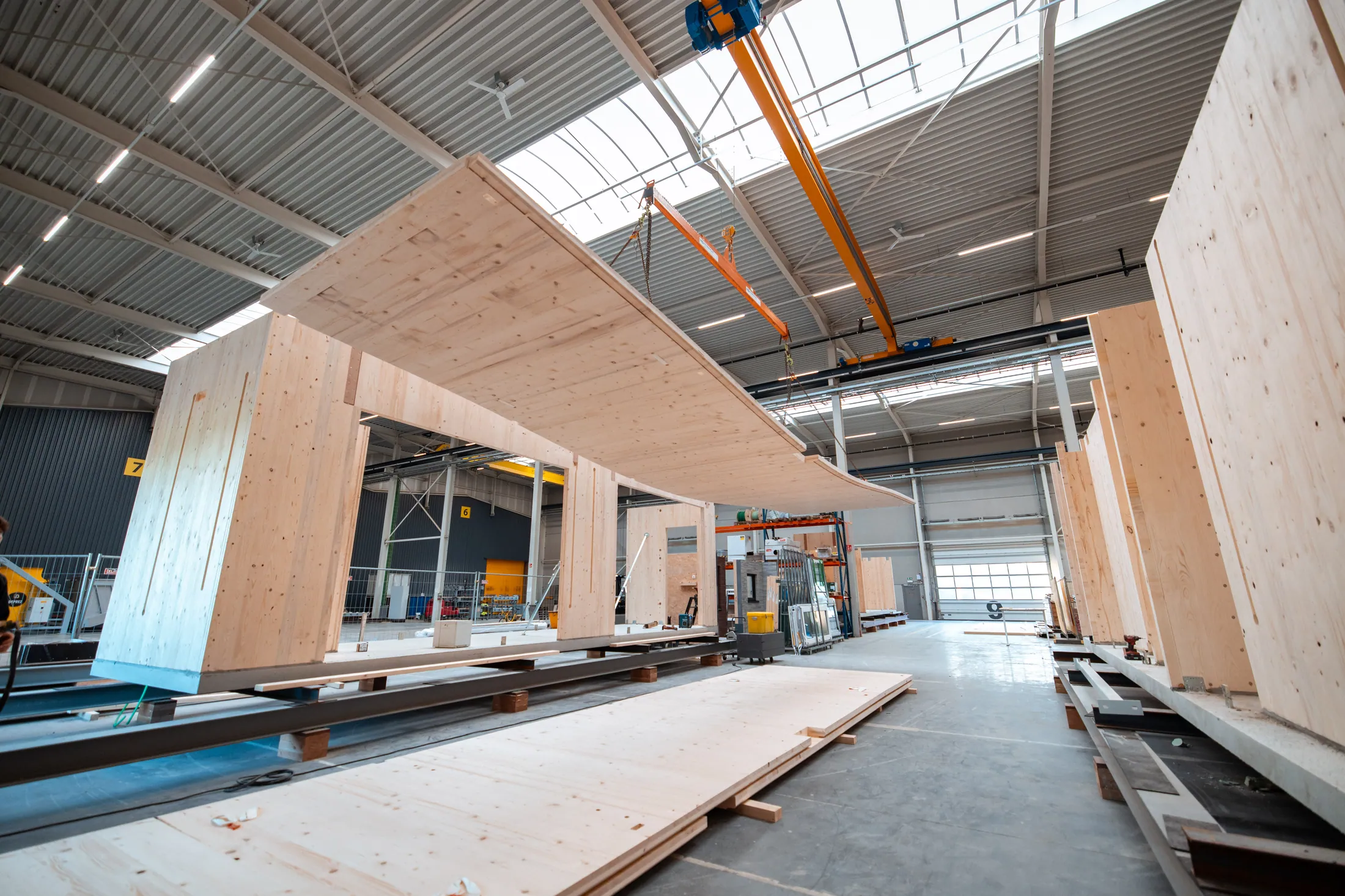 Modulaire CLT-structuur in opbouw in de HomeQue-productiehal