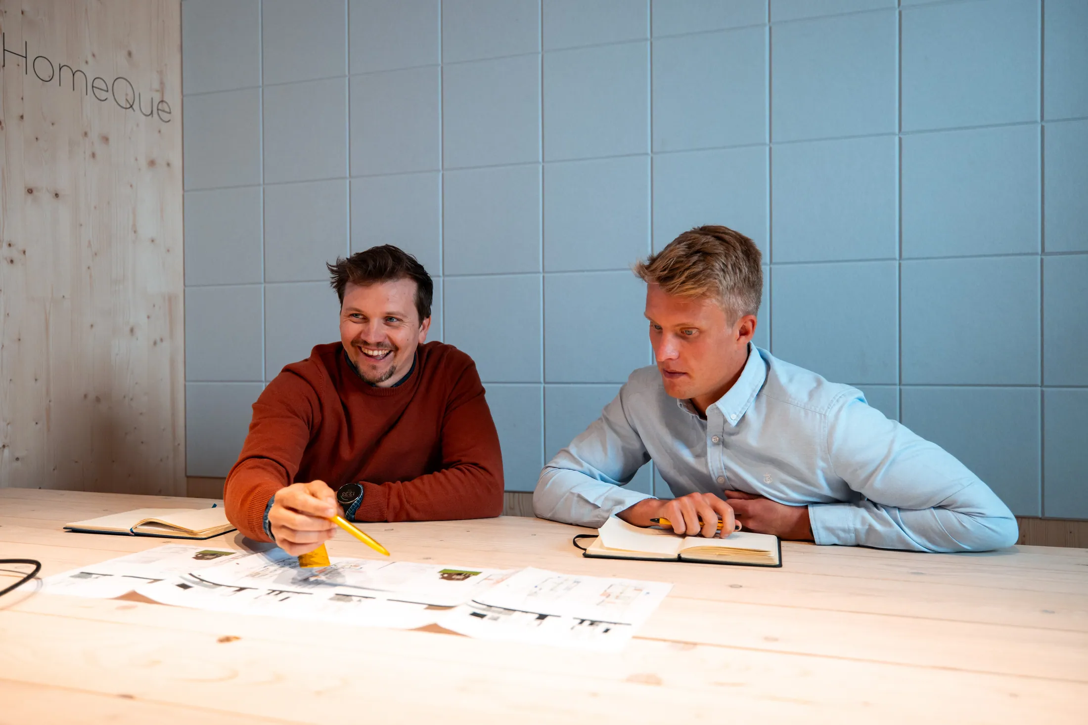 HomeQue-team bespreekt een bouwplan