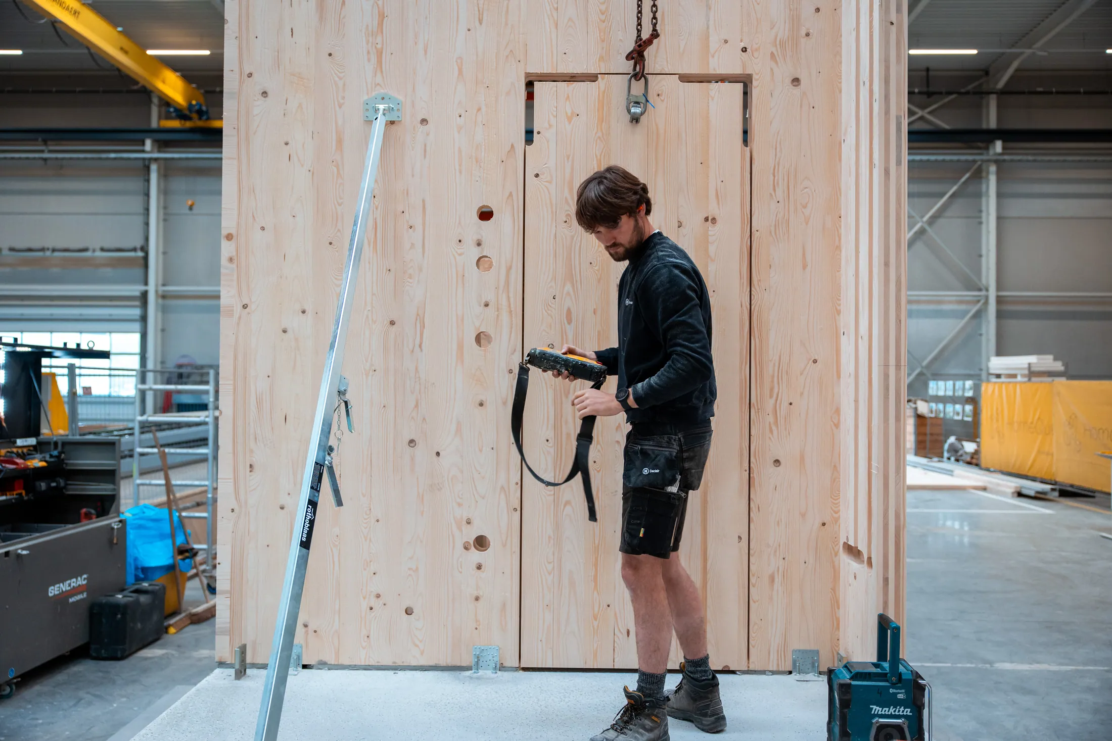 Vakman werkt aan een HomeQue-Qube